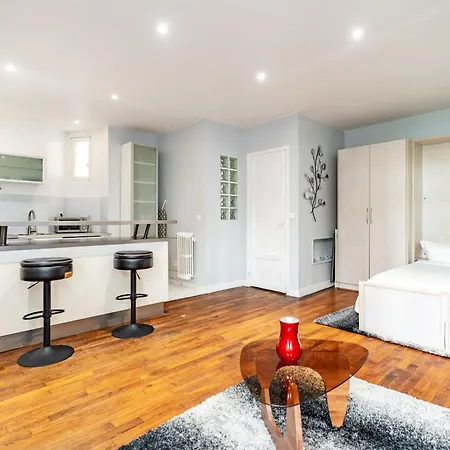 Elegant Saint-dominique