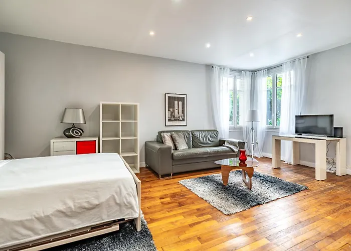 Elegant Saint-dominique